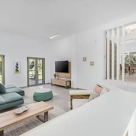 Offers An Unparalleled Blend Of Privacy And Comfort ! Gasthof Pefkochori