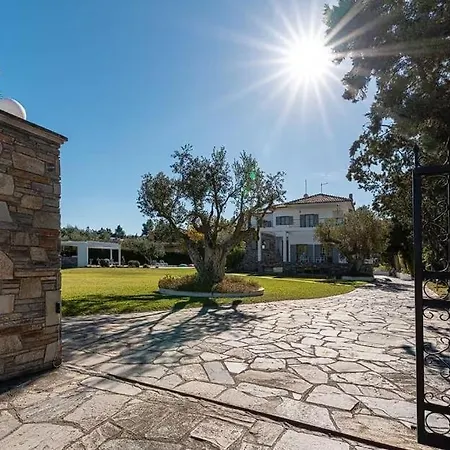 Offers An Unparalleled Blend Of Privacy And Comfort ! Πευκοχώρι